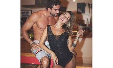 Gabriela Pugliesi sensualiza ao lado do marido no instagram
