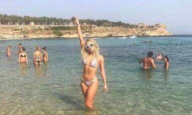 Fernanda Lacerda, a "Mendigata", curte férias nas praias paradisíacas da Grécia: "Muito preocupada aqui em Mykonos"