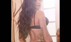Aline Riscado, só de lingerie, mostra suas tatuagens