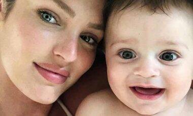 Candice Swanepoel mostra seu filho pela primeira vez no Instagram