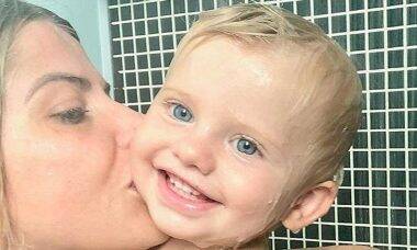 Karina Bacchi encanta ao posar no banho lado do filho: ‘Banho de amor’