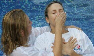 Claudia Leitte posta foto de batismo cristão. Foto: Reprodução Instagram