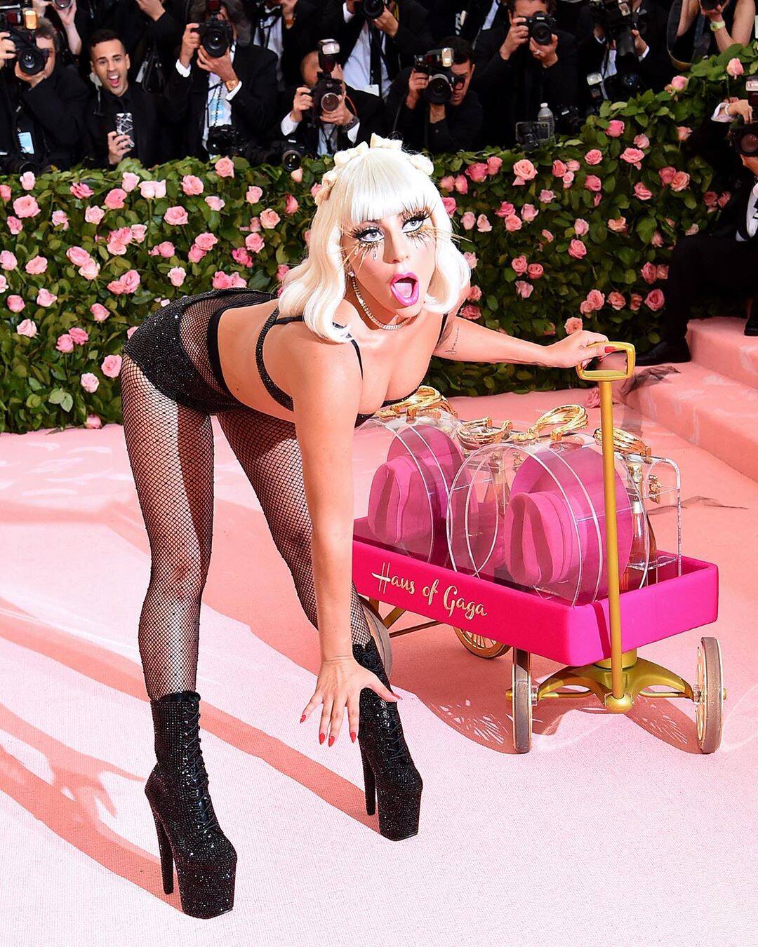 Lady Gaga causa na chegada ao baile MET Gala 2019 / Foto: Reprodução Instagram