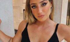 Bruna Griphao causa no instagram com vestido preto decotado