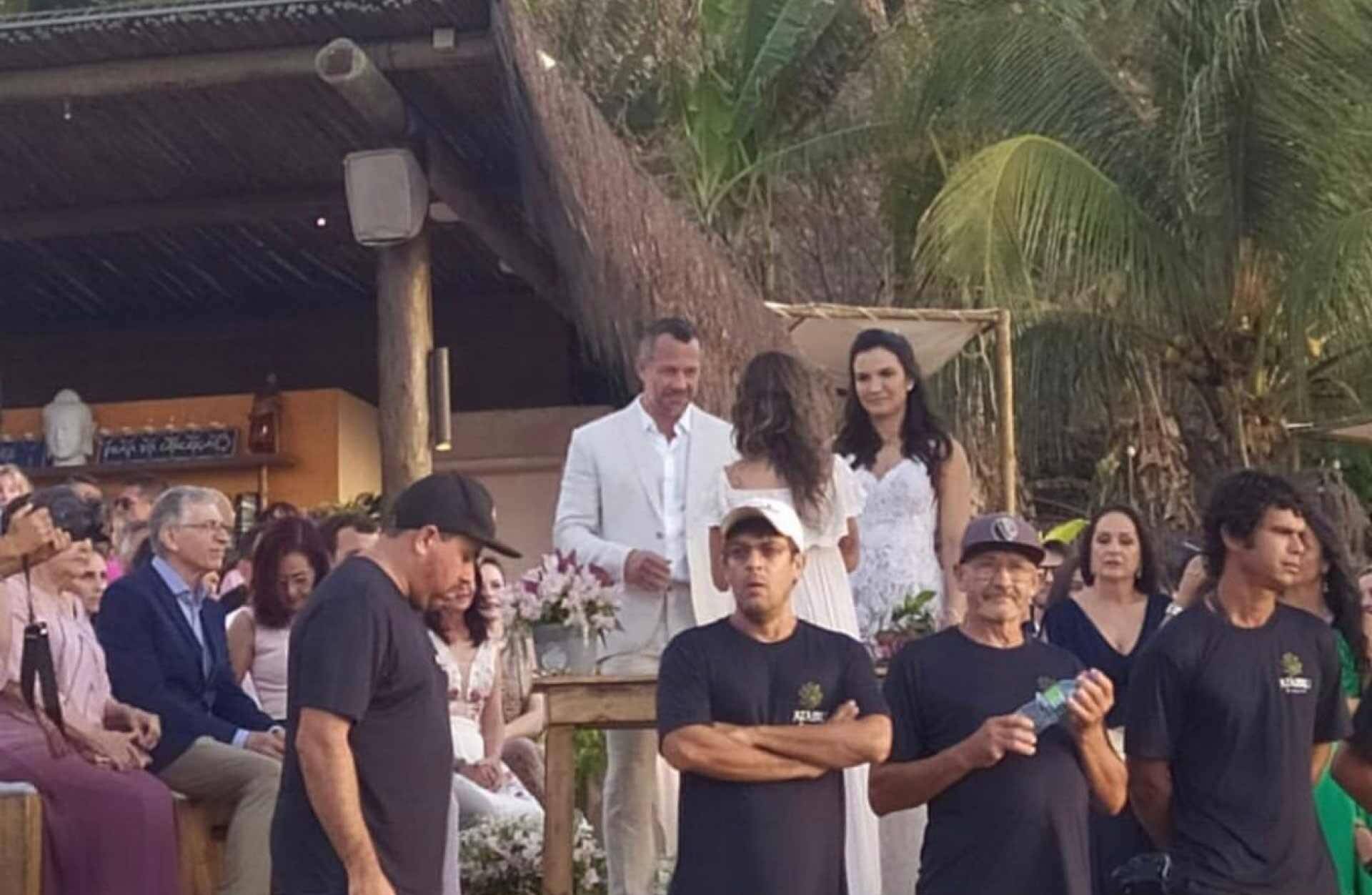 Malvino Salvador e Kyra Gracie se casam em Noronha. Veja fotos do vestido da noiva!