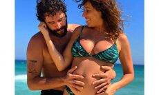Giselle Itié mostra barriga da gravidez em dia de sol na praia