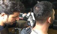 Gusttavo Lima faz tatuagem em homenagem ao seu sucesso "O Embaixador "
