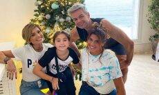 Flávia Alessandra exibe árvore de Natal de sua casa junto da família