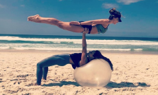 Grazi Massafera pratica ioga na praia (Foto: Reprodução/Instagram)