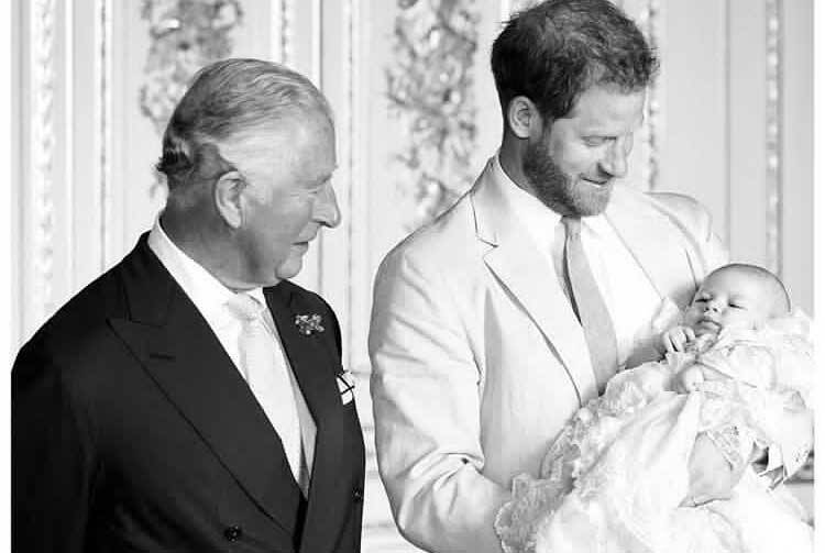 Príncipe Harry e Meghan Markle mostram mais uma foto inédita de Archie