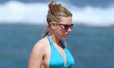 Scarlett Johansson "sem photoshop" tem corpo criticado e internet sai em defesa da atriz