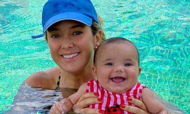 Ticiane Pinheiro mostra a filha caçula na piscina pela primeira vez