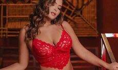Geisy Arruda sensualiza de lingerie vermelha e chicote na mão
