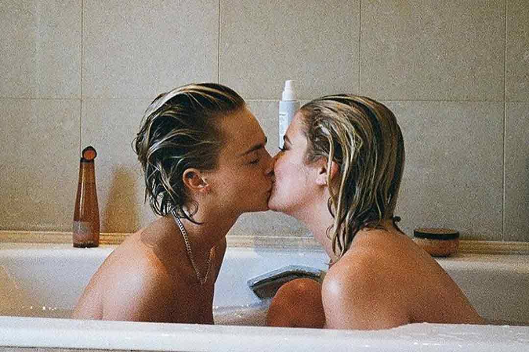 Cara Delevigne compartilha foto com Ashley Benson na banheira