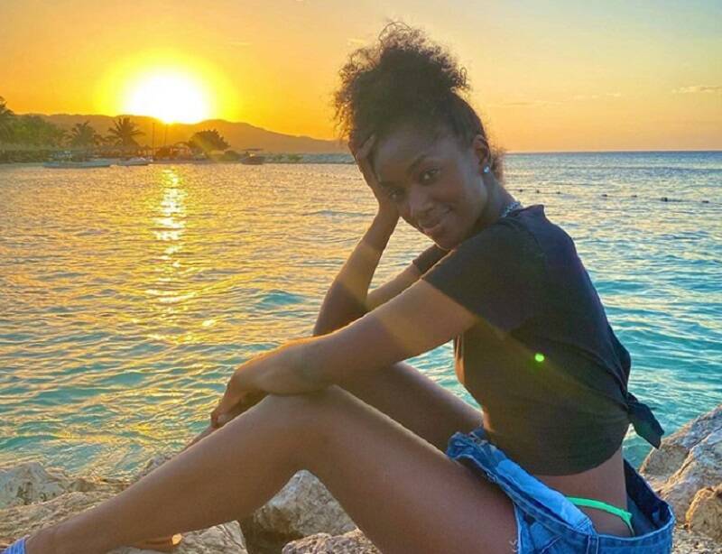 De férias na Jamaica, Iza exibe cabelo natural