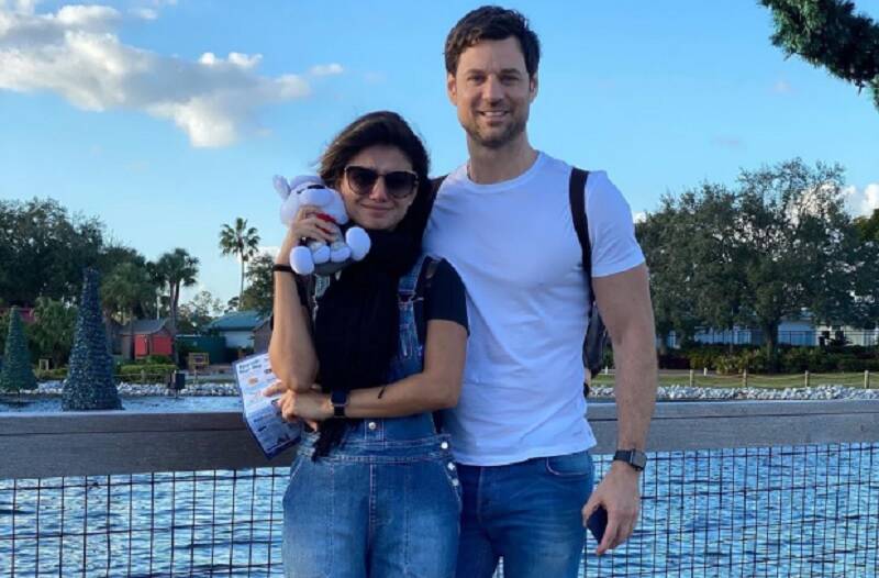 Paula Fernandes se emociona em foto com namorado na Disney