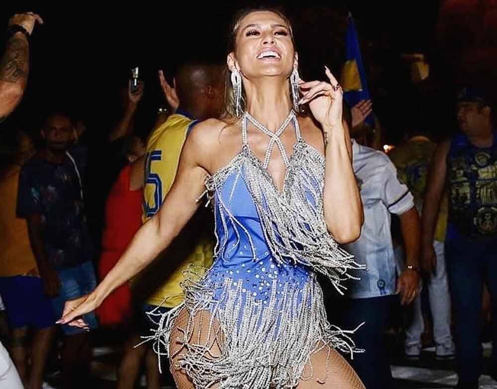 Lívia Andrade arrasa em look sensual para ensaio de Carnaval