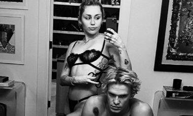 Miley Cyrus posa só de lingerie com o namorado