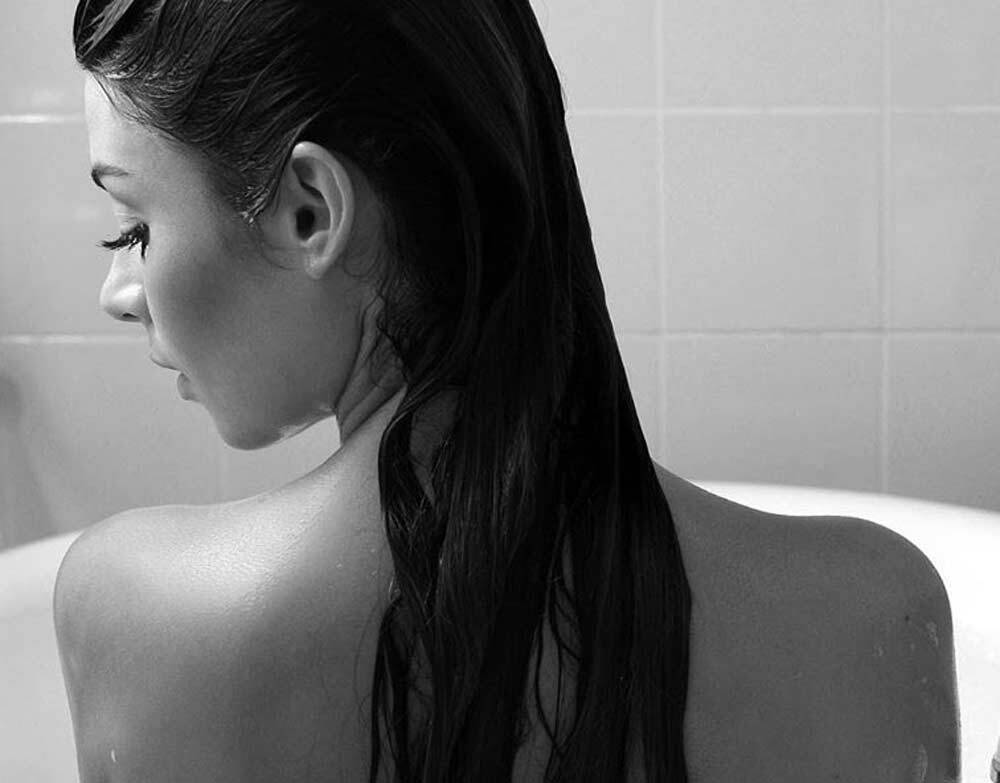 Thaila Ayala posa nua na banheira de espuma