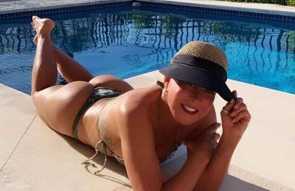 Zilu Camargo posa na piscina e deixa seguidores maravilhados