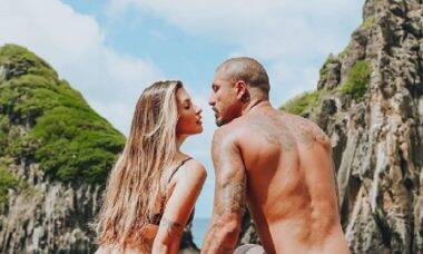 Aline Gotschalg aparece de fio dental em foto com o marido