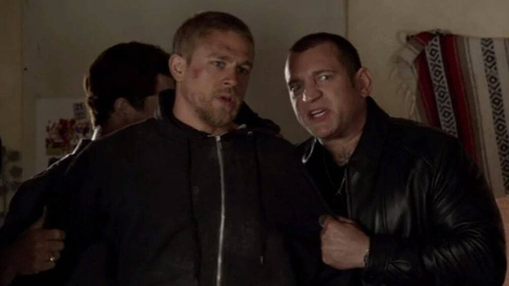 O ator (direita) Dimitri Diatchenko em cena da série Sons of Anarchy