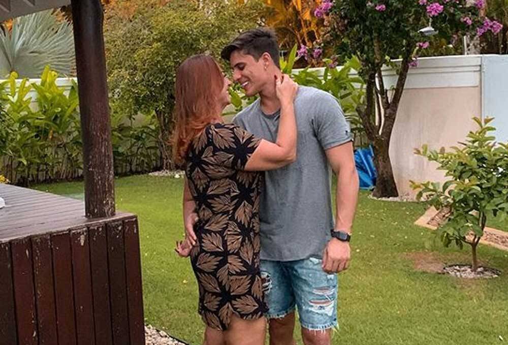 Mãe de Neymar assume namoro com jogador de 22 anos