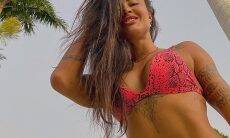 Aline Riscado esbanja boa forma e encanta fãs com foto na piscina