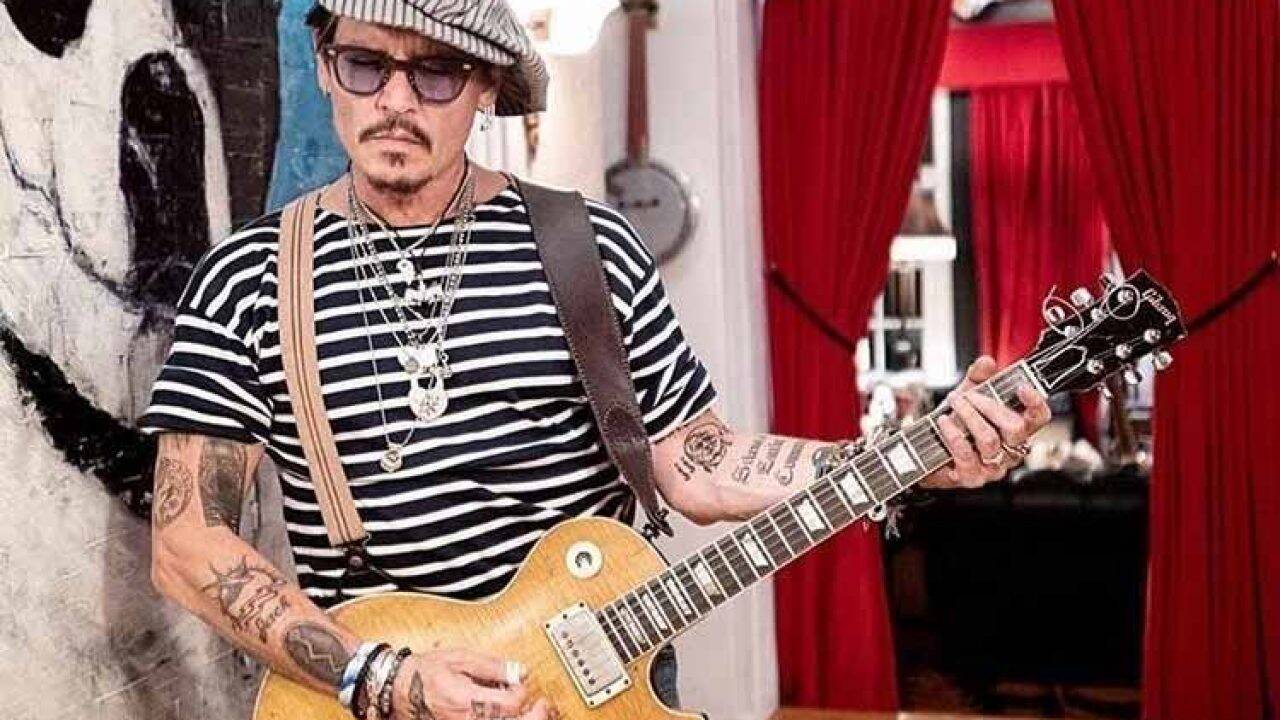 Fãs de Johnny Depp levam alpacas para tribunal de julgamento