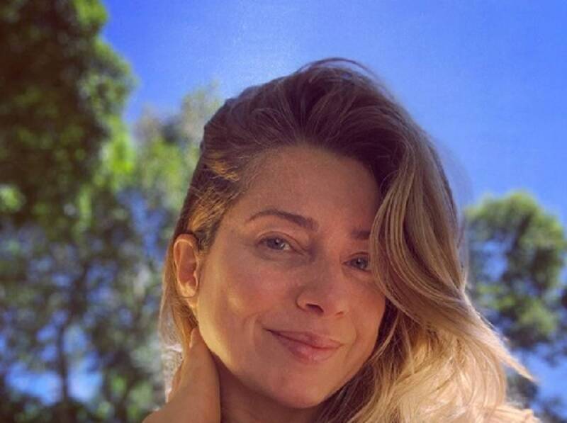 Letícia Spiller surge de topless em foto no Instagram