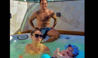 Thammy Miranda e Andressa Ferreira curtem final de semana na piscina com Bento