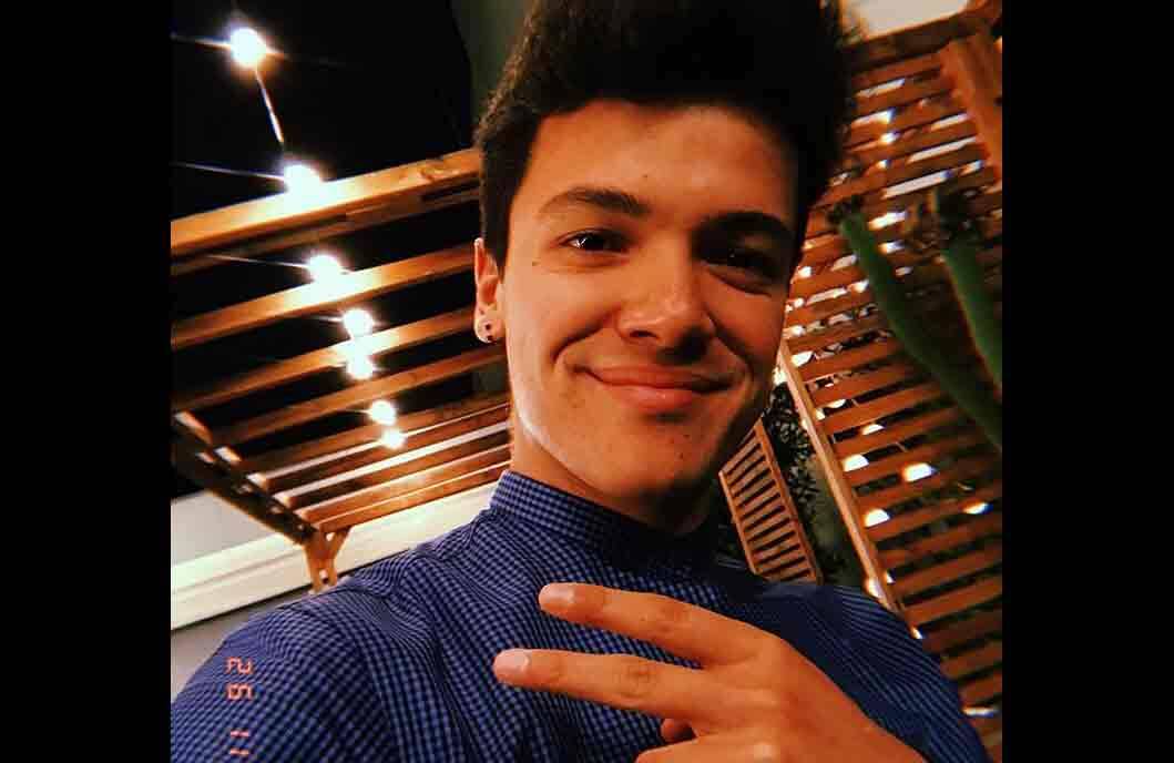 Ator do Disney Channel,  Sebastian Athié, morre aos 24 anos