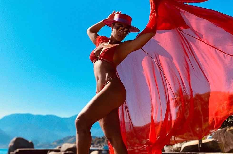 Juliana Paes posa de biquíni vermelho e encanta fãs 