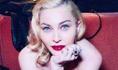 Apoiada em muleta, Madonna posa de topless em foto