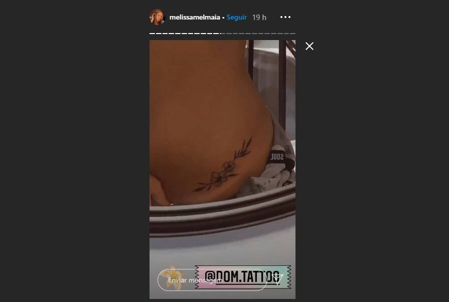 Mel Maia exibe novas tatuagens no pescoço e na cintura