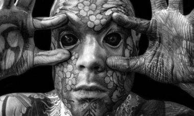 Conheça Sylvain Hélaine, o homem mais tatuado da França, com tinta na língua e até nos olhos. Foto: Instagram