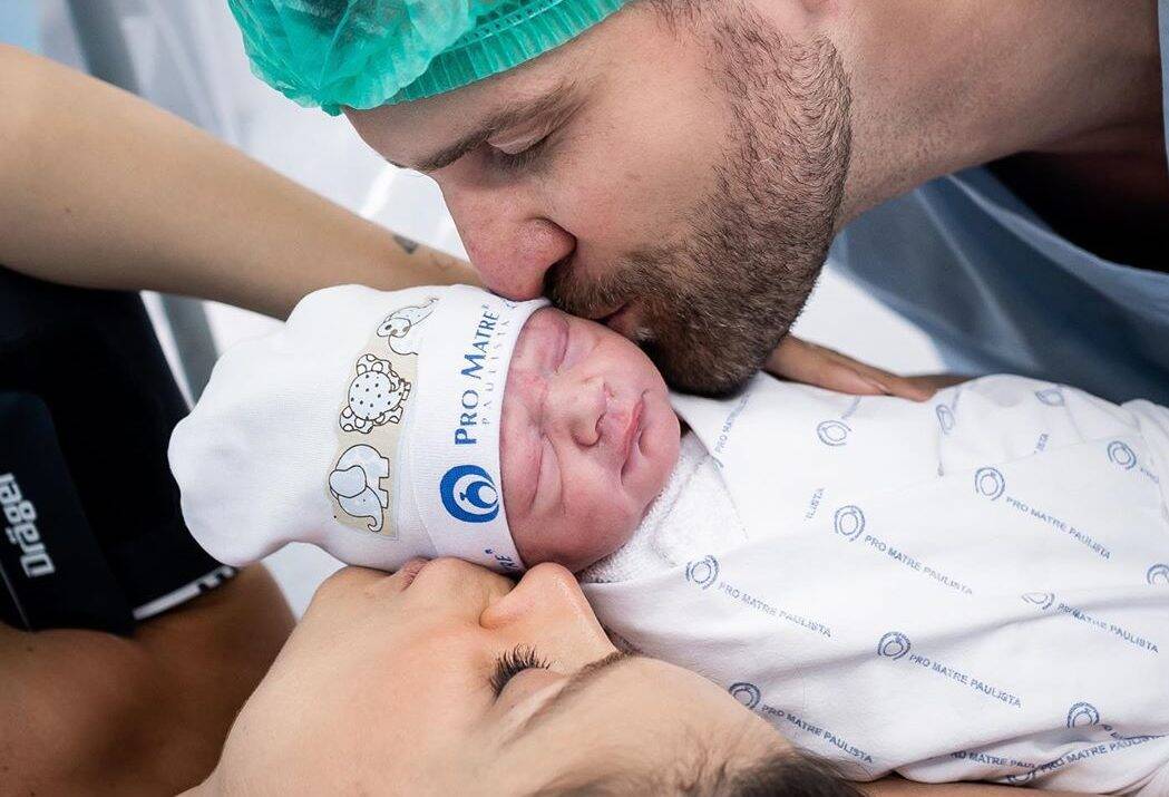 Flávia Viana, marido e filho recém nascido