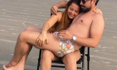 Sertanejos Maiara e Fernando reatam namoro e postam foto divertida na praia