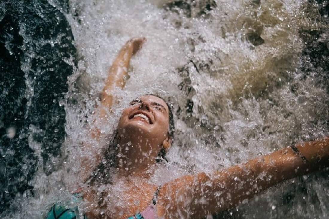 Giovanna Lancellotti se despede da Bahia com fotos especiais em cachoeira