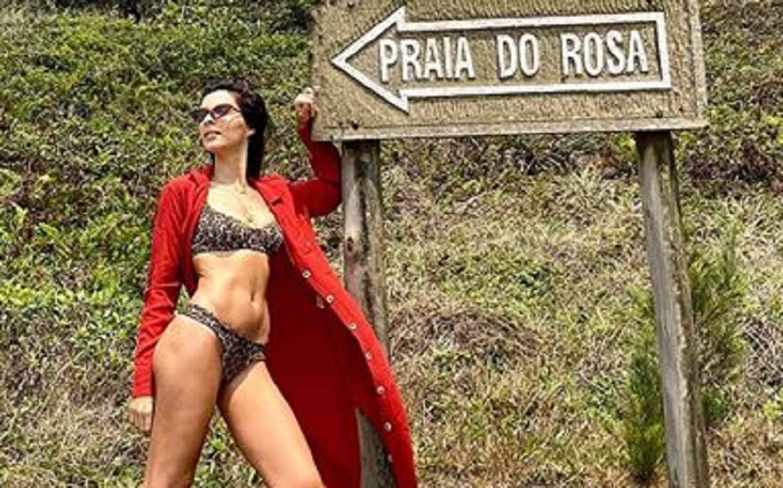 A atriz Michelle Batista viaja com as amigas e posta foto de biquíni: "chama no DM" 