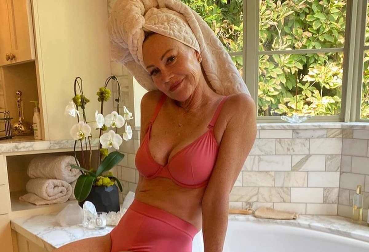 Aos 63 anos, Melanie Griffith, encanta em fotos de lingerie por uma boa causa. Foto: Instagram