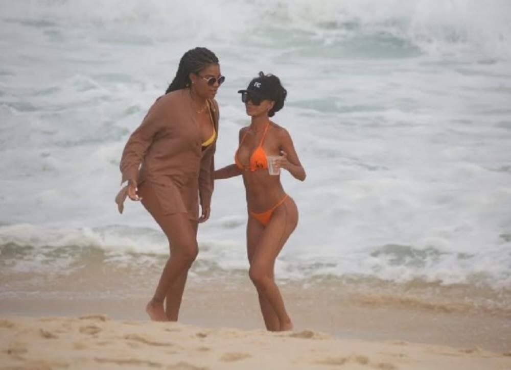 Ludmilla e Brunna Gonçalves curtem passeio na praia e trocam carinhos à beira do mar