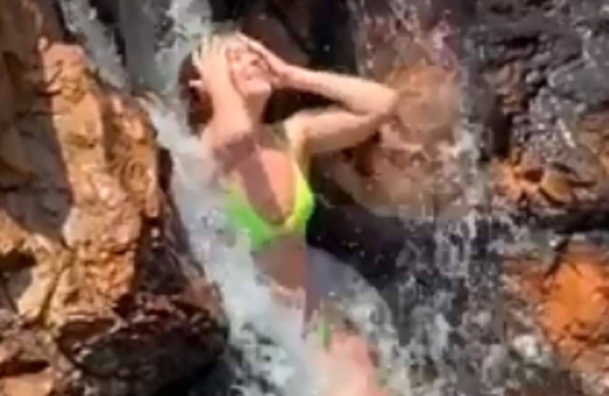 Paolla Oliveira "lava a alma" em banho de cachoeira