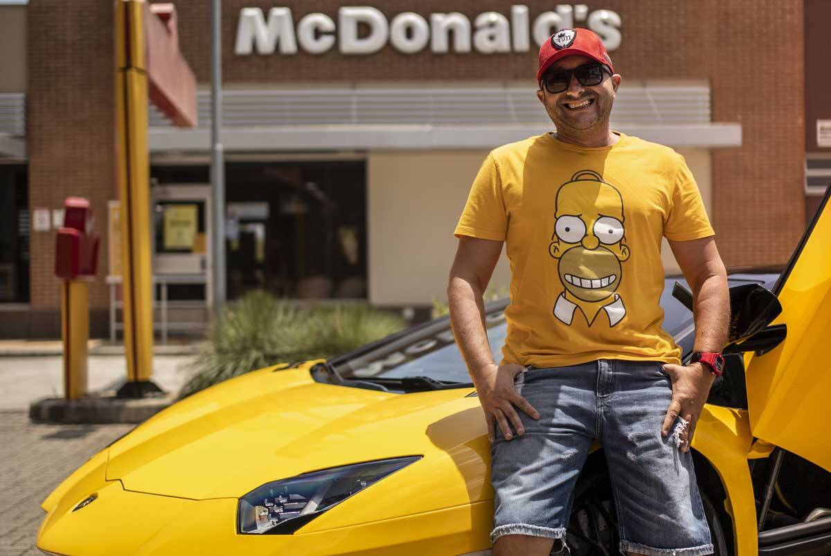  Piloto e influenciador Leonardo Ferreira Aventador viraliza nas redes sociais com conteúdos sobre carros. Foto: Divulgação