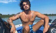 Sem camisa, Luan Santana posa em lancha no Rio Paraguai