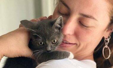 Paolla Oliveira se encanta com gatinho: "vontade de colocar no bolso e levar para casa"