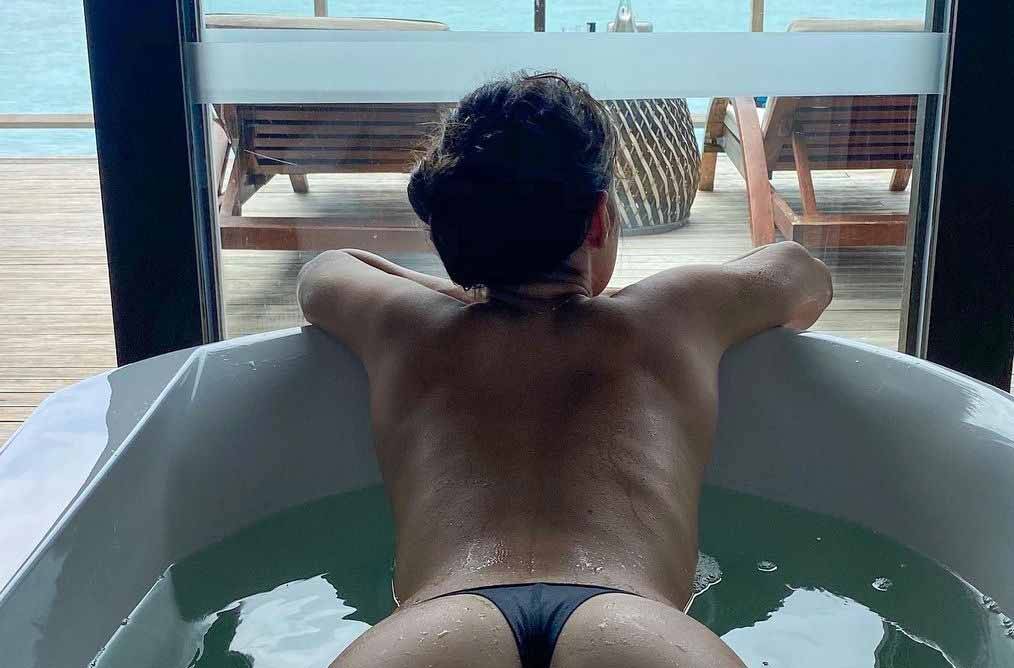 De topless na banheira, irmã de Juliana Caetano posta foto e provoca: “O que acha dessa vista?!”. Foto: Reprodução Instagram