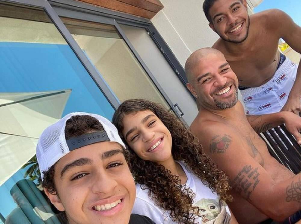 Adriano Imperador posta foto com os filhos e se declara: "meu amores de paixão"