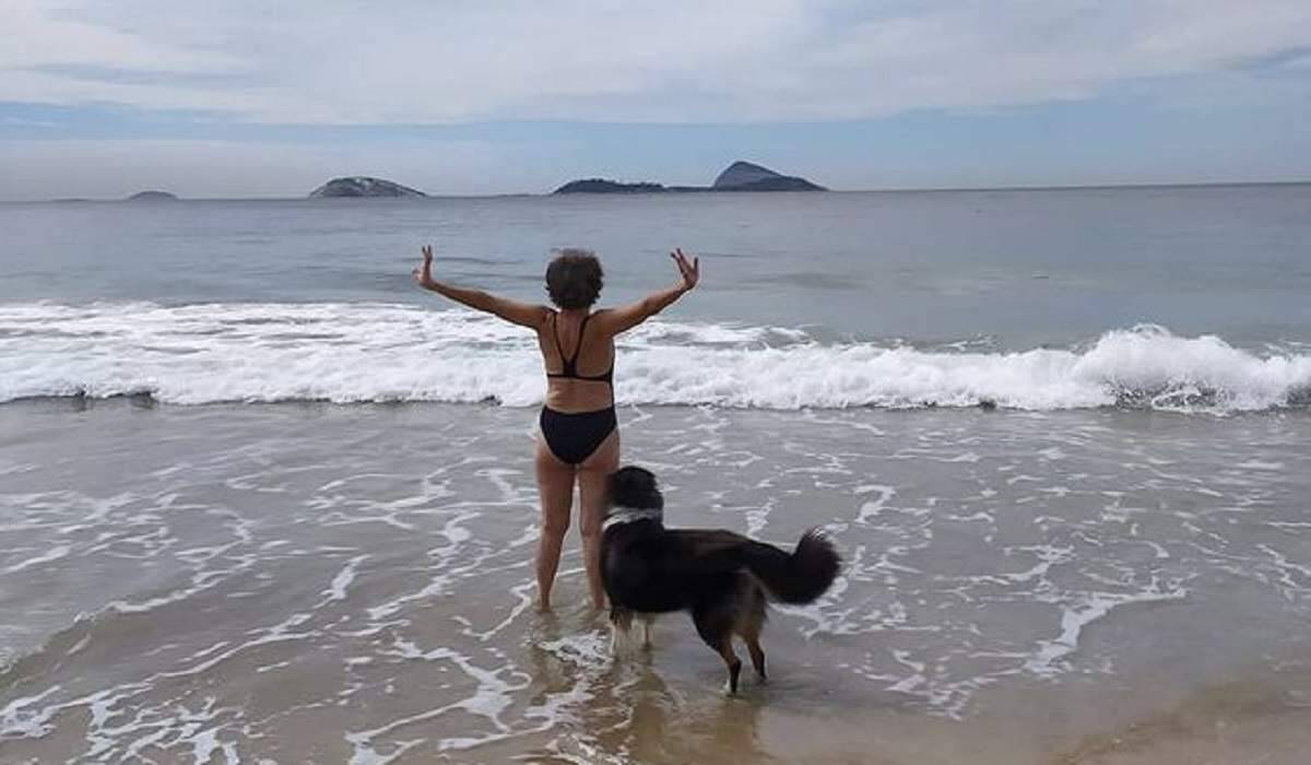 Betty Faria posta clique de biquíni na praia e responde comentário de seguidor: "escroto"