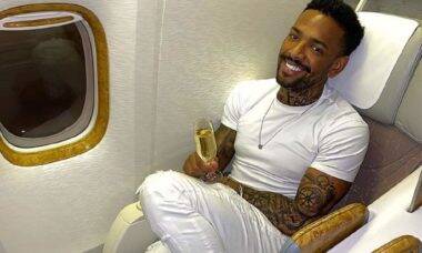 Nego do Borel posa na primeira classe bebendo champanhe em viagem para Dubai e Maldivas